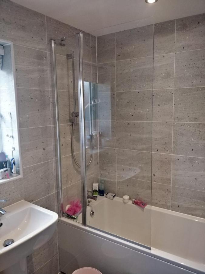 Chandra House Swindon Luaran gambar